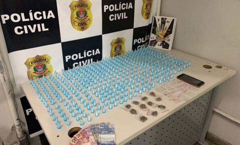Com o suspeito os policiais encontraram além de R$ 50 em dinheiro, 423 pinos de cocaína, 11 porções de maconha e 20 pedras de crack