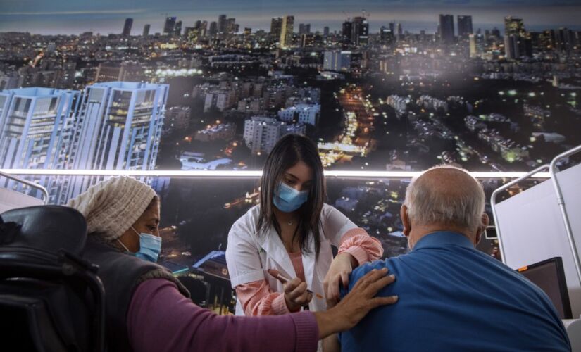 Israelenses recebem a sua segunda dose da vacina da Pfizer contra a Covid-19, em Tel Aviv, Israel; vacinação começou há 3 semanas 