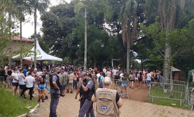 Além de agentes da Vigilância Sanitária, homens da Tropa de Choque estiveram no local