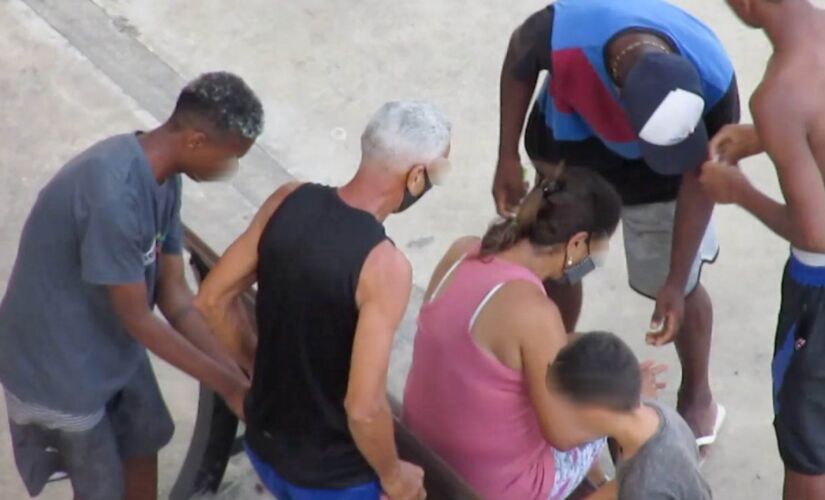 Ladrões durante assalto a casal, em novembro de 2020, em um dos bancos no calçadão Praia da Biquinha, em São Vicente


Leia mais em: https://www.diariodolitoral.com.br/policia/homicidios-e-roubos-despencam-em-2020-ao-menor-nivel-desde-2001-na/142161/La