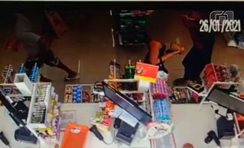 Suspeito arranca alian&ccedil;a de mulher com a boca durante assalto em S&atilde;o Vicente