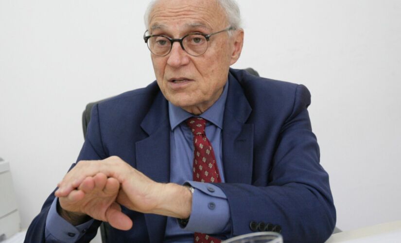 Procedimento ocorreu sem intercorrências e Suplicy vai se restabelecer do pós-operatório em casa