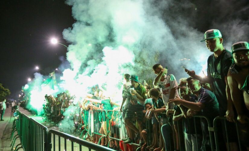 Os muros da sede social do Palmeiras foram pichados no fim da noite deste domingo por torcedores do Alviverde