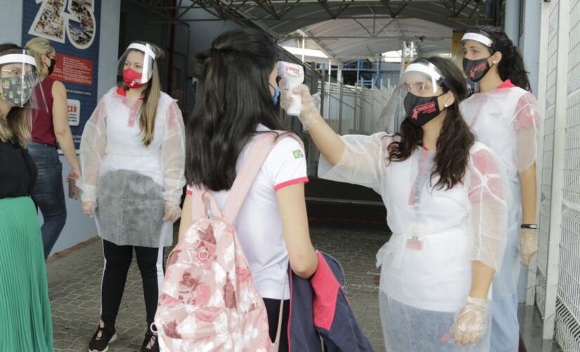 Na manhã desta segunda-feira, houve movimentação em colégios particulares em Campinas, no Interior