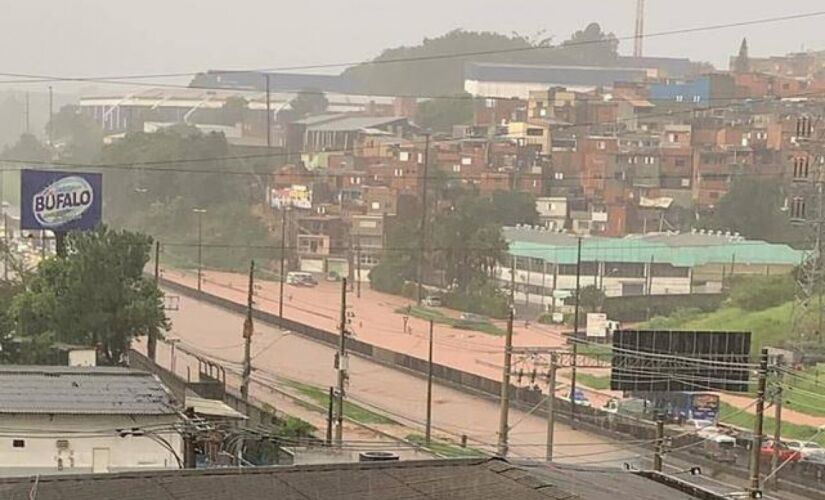 R&eacute;gis Bittencourt alagada em Embu das Artes