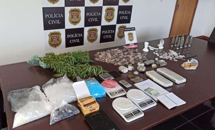 Foram apreendidas porções de crack, cocaína, maconha, lança-perfume e pés de maconha com o suspeito em Sorocaba 