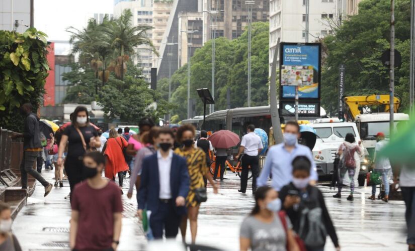 Movimentação de pessoas na avenida Paulista 