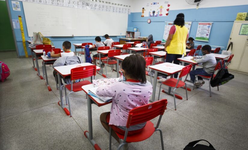 O retorno obrigatório acontece no dia 18, mas a distância de 1 m entre os alunos só será exigida até o dia 3 de novembro
