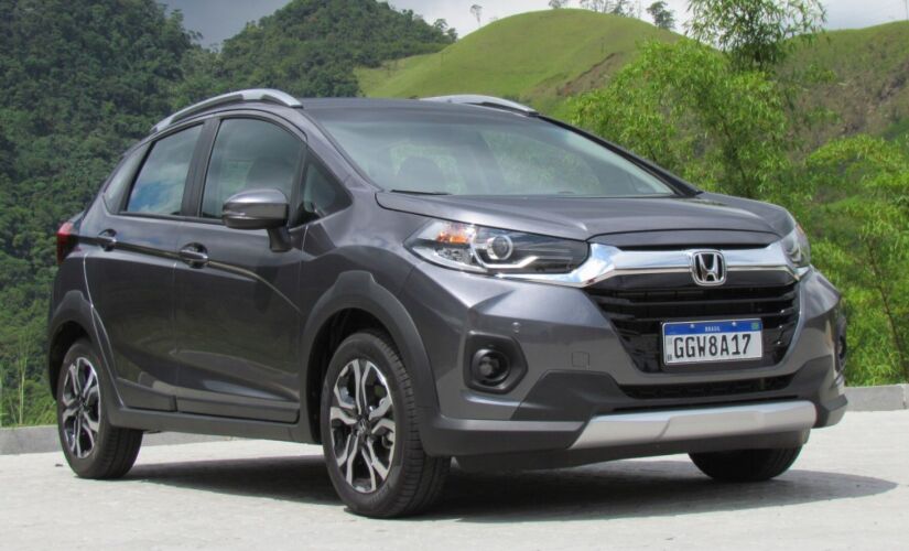 Na frente, o WR-V EXL ostenta uma grade com área cromada mais estreita, com barras longitudinais e acabamentos em black piano, que valoriza o logotipo da Honda ao centro