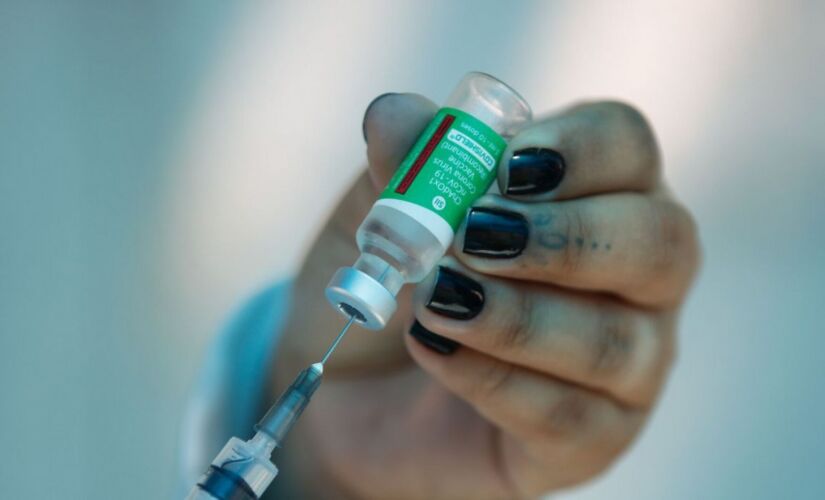 Vacina da AstraZeneca produzida pela Fiocruz