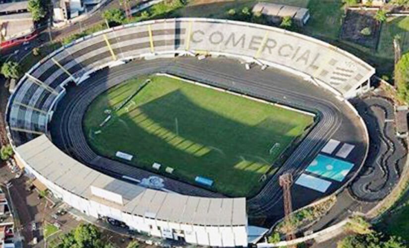 Entre os lotes há um estádio de futebol, em Ribeirão Preto, pertencente ao Comercial Futebol Clube
