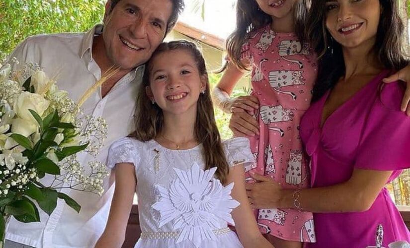 O cantor Daniel junto com a esposa e a duas filhas 