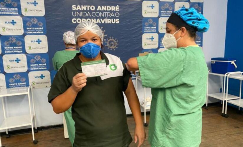 Vacinação contra o coronavírus em Santo André, no ABC Paulista; gestão estadual antecipou a vacinação de pessoas com 64 anos