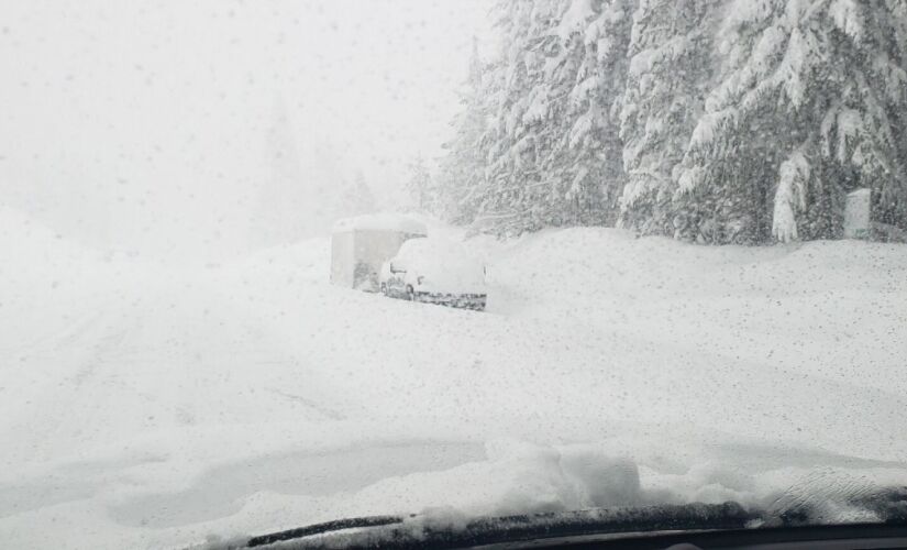 Nevasca fecha estradas no Oregon, nos Estados Unidos; 
país registra a pior onda de frio em mais de um século