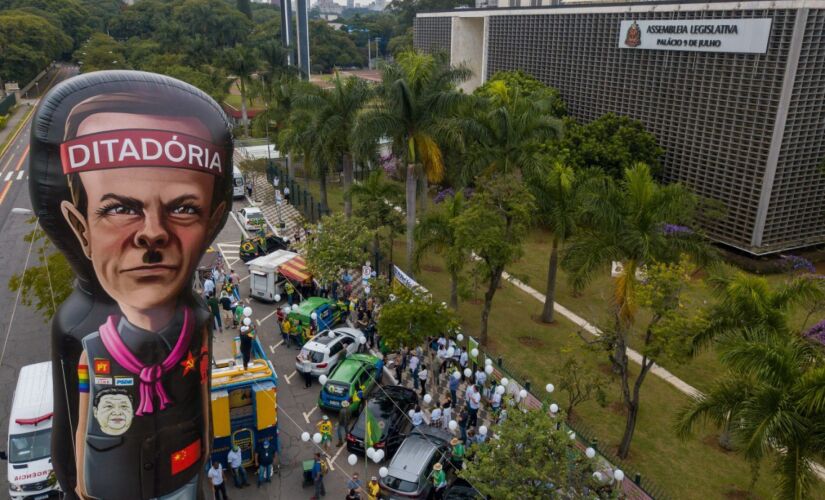 Produtores rurais e de outros setores durante protesto contra o aumento do ICMS em frente à Alesp, em fevereiro deste ano