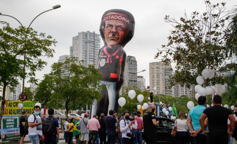 Protesto contra o aumento do ICMS contava com faixas e também um boneco gigante do João Doria 