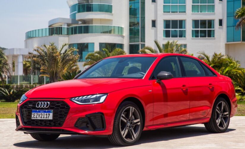 A linha 2021 do A4 está disponível a partir de R$ 229.990 na versão de entrada Prestige, R$ 259.990 na intermediária Prestige Plus e R$ 304.990 na "top" Performance Black