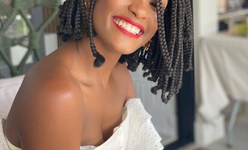 "Não me calo diante de racistas". 
A atriz Erika Januza ao falar sobre o preconceito racial à revista 'Pop-se'. 