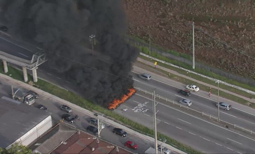 Manifestantes escreveram na pista "Auxílio emergencial já" e atearam fogo em pneus para fechar a via