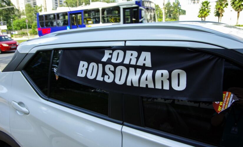 Manifestante na cidade de Santo André, rumo à Capital, pede o impeachment do presidente Jair Bolsonaro