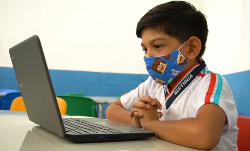 Alunos da cidade de Bertioga durante exercícios no computador