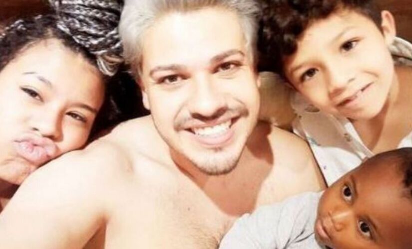 Ricardo Reis de Faria e Vieira, de 33 anos, ao lado dos três filhos 