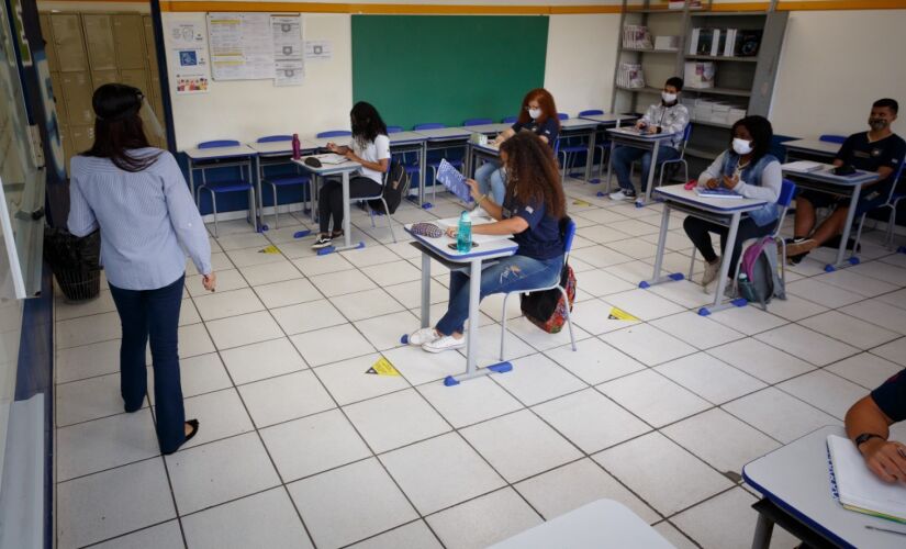 O ensino híbrido é uma metodologia ativa, que combina momentos de aprendizado virtuais e presenciais 