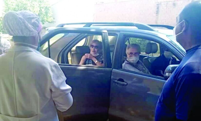 Tarcísio Meira e Glória Menezes são vacinados contra o novo coronavírus na cidade de Porto Feliz 