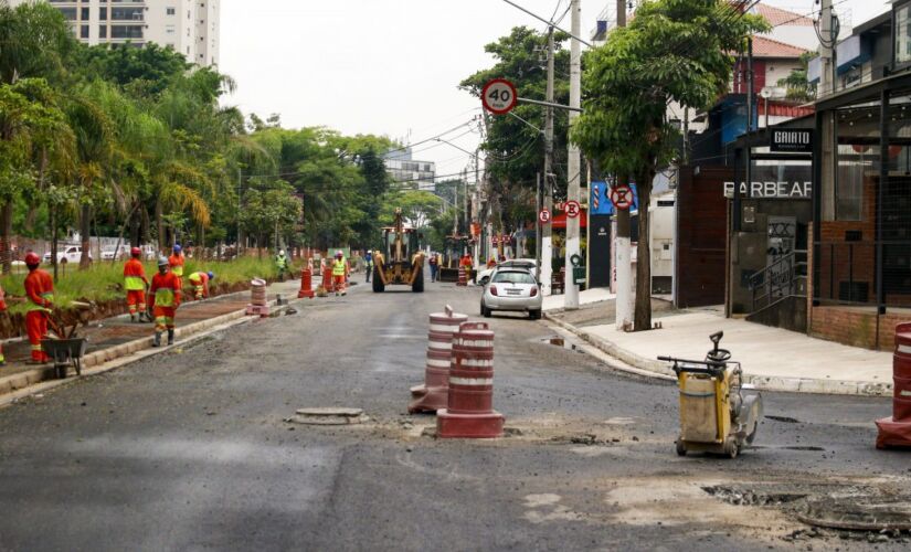 Obras na avenida Engenheiro Alberto de Zagottis, na região de Santo Amaro, na zona sul de São Paulo