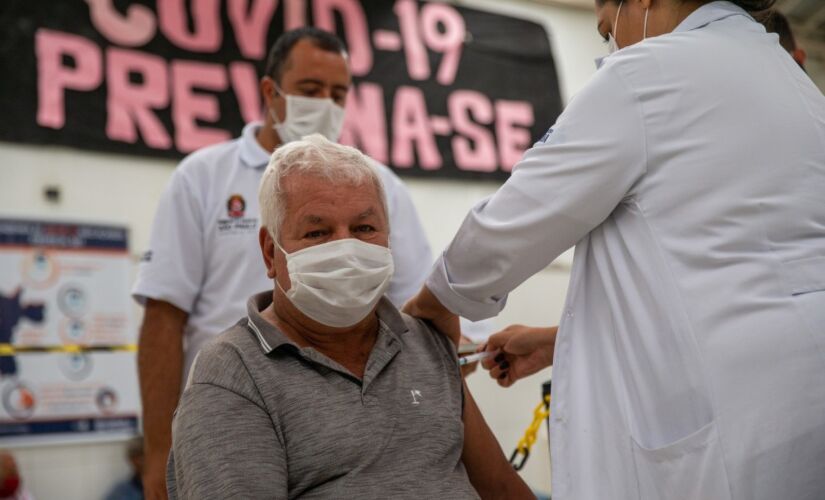 Vacina&ccedil;&atilde;o de moradores de rua com mais de 60 anos no Belenzinho, zona leste da Capital