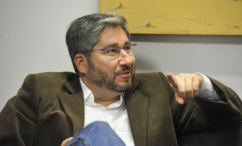 Fernando Cury responde por aparecer em um vídeo tocando nos seios da colega parlamentar