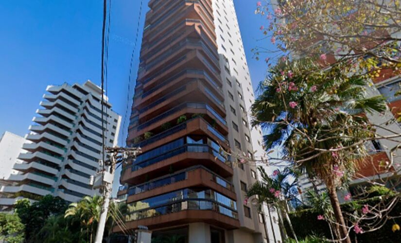 Entre os imóveis, vale destacar um apartamento de 110 m², com duas vagas de garagem, localizado no bairro Vila Clementino
