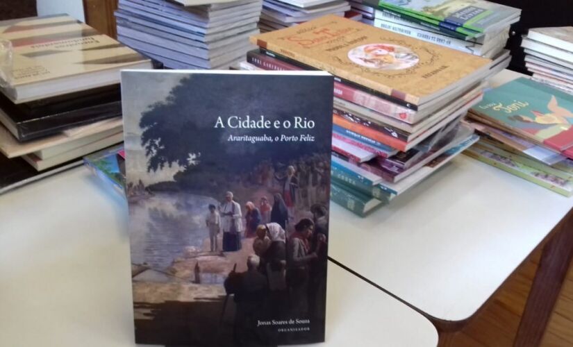 A Prefeitura de Porto Feliz realizou a doação de 100 exemplares do livro "A Cidade E O Rio - Aratitaguaba, o Porto Feliz"