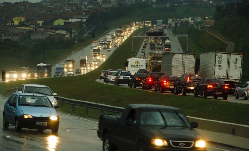 Tr&acirc;nsito no trecho oeste do Rodoanel (Foto: Daniel Marenco/Folhapress)