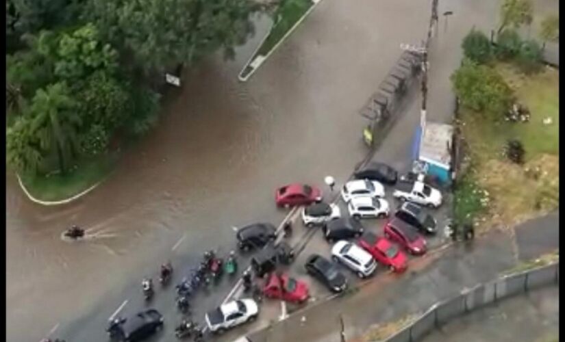 Carros ficaram ilhados na região de Santo Amaro depois da chuva na tarde deste sábado