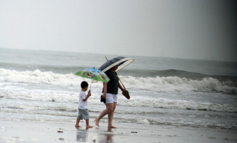 Chuva em praia de S&atilde;o Paulo