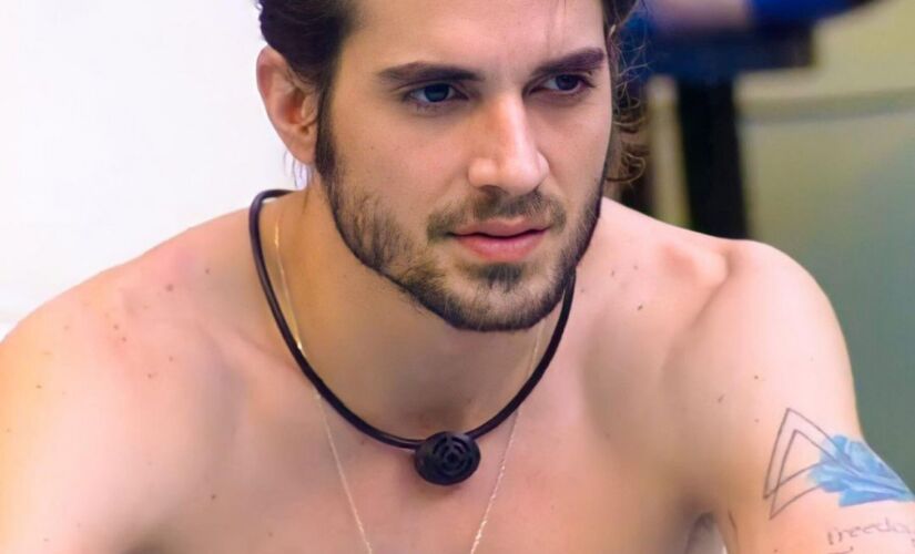 "Toda hora  botando a mão no pescoço pra ver se tem microfone" 
Fiuk ao comentar o retorno a sua casa após o confinamento do BBB