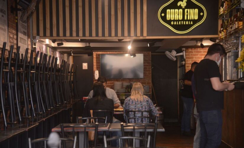 Bares e restaurantes agora só podem funcionar das 6h às 17h com 40% de sua capacidade