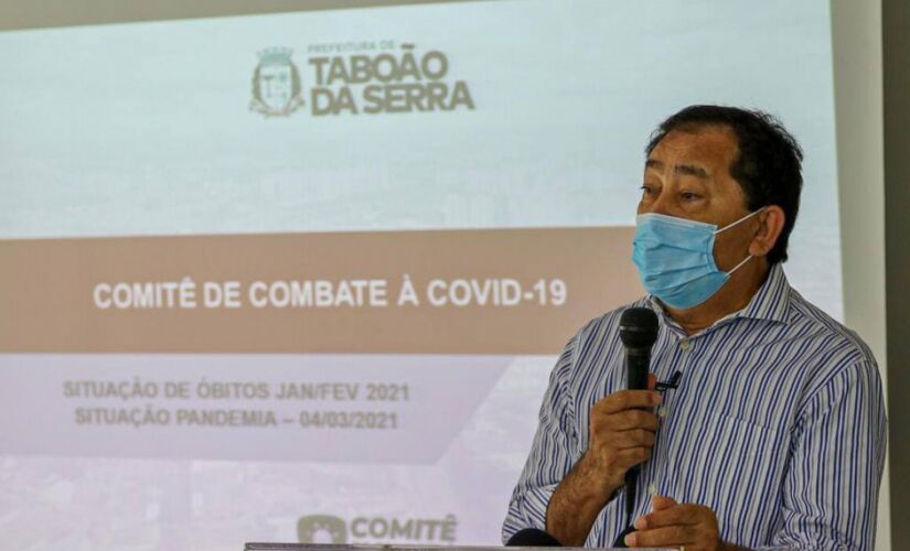 Prefeito Aprígio durante coletiva de imprensa em Taboão da Serra 