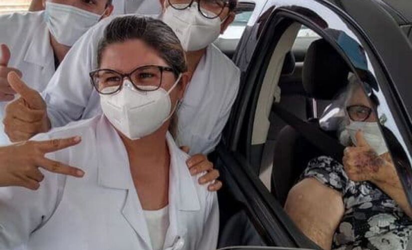 Mãe do padre Fábio de Melo é vacinada contra a Covid-19