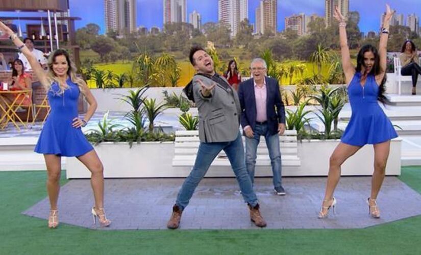 O humorista Kleber Lopes (centro), de 39 anos, intérprete do personagem 'Rick Marcos' no programa "A Praça é Nossa", do SBT
