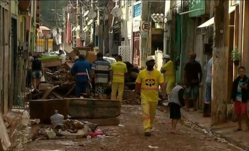As equipes da prefeitura trabalhavam nesta e ajudavam os moradores da Vila União, os mais atingidos pela enchente