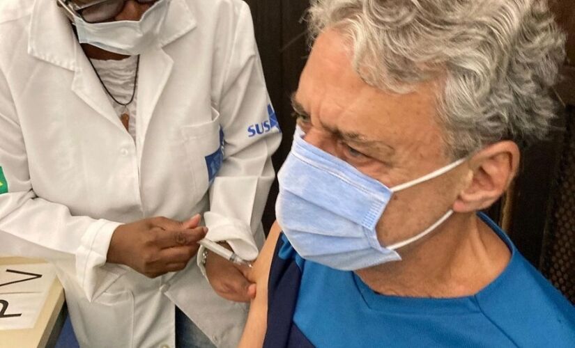 Chico Buarque compartilhou uma foto nas redes sociais sendo vacinado