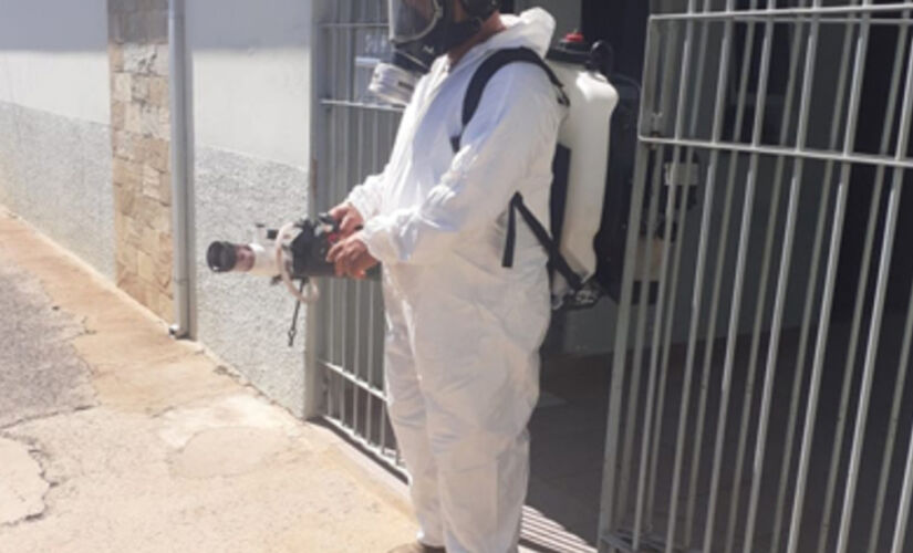 Vigilância Epidemiológica nebuliza ruas com focos de dengue, em Tietê, no interior de São Paulo