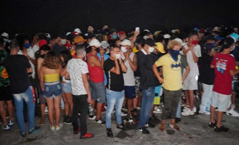 A Polícia Civil interrompeu uma festa com cerca de 500 pessoas na região do Capão Redondo, na madrugada deste sábado (13)