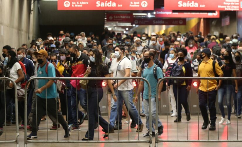 Movimentação de pessoas em plataforma da Estação da Luz, nesta segunda-feira, primeiro dia da fase emergencial do Plano São Paulo
