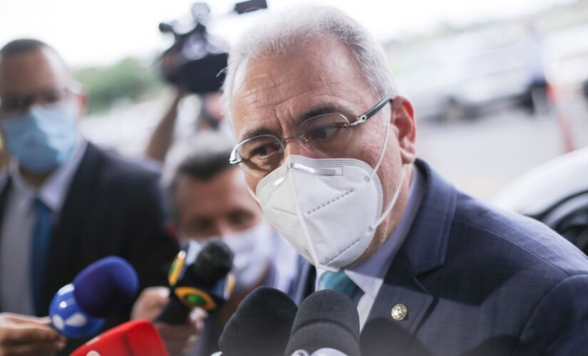 Marcelo Queiroga ao chegar na sede do ministério da Saúde para a primeira reunião com Pazuello 