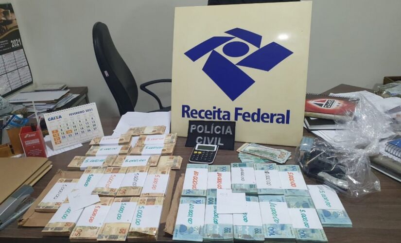 Policiais apreenderam R$ 170 mil em dinheiro, em Maringá (PR)