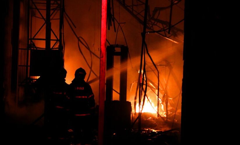 Um incêndio de grandes proporções na noite desta terça-feira, dia 16, destruiu parte uma indústria