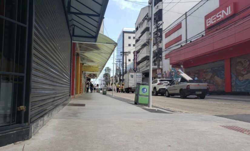 Decisão de fechar maior parte do comércio ocorre horas após Prefeitura de São Paulo decretar mega feriado.